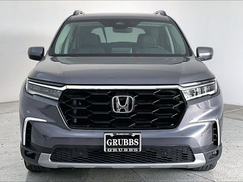Used 2024 Honda Pilot Touring image 3