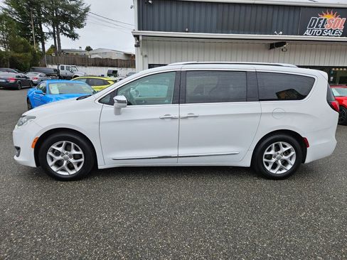 Used 2019 Chrysler Pacifica Limited image 11