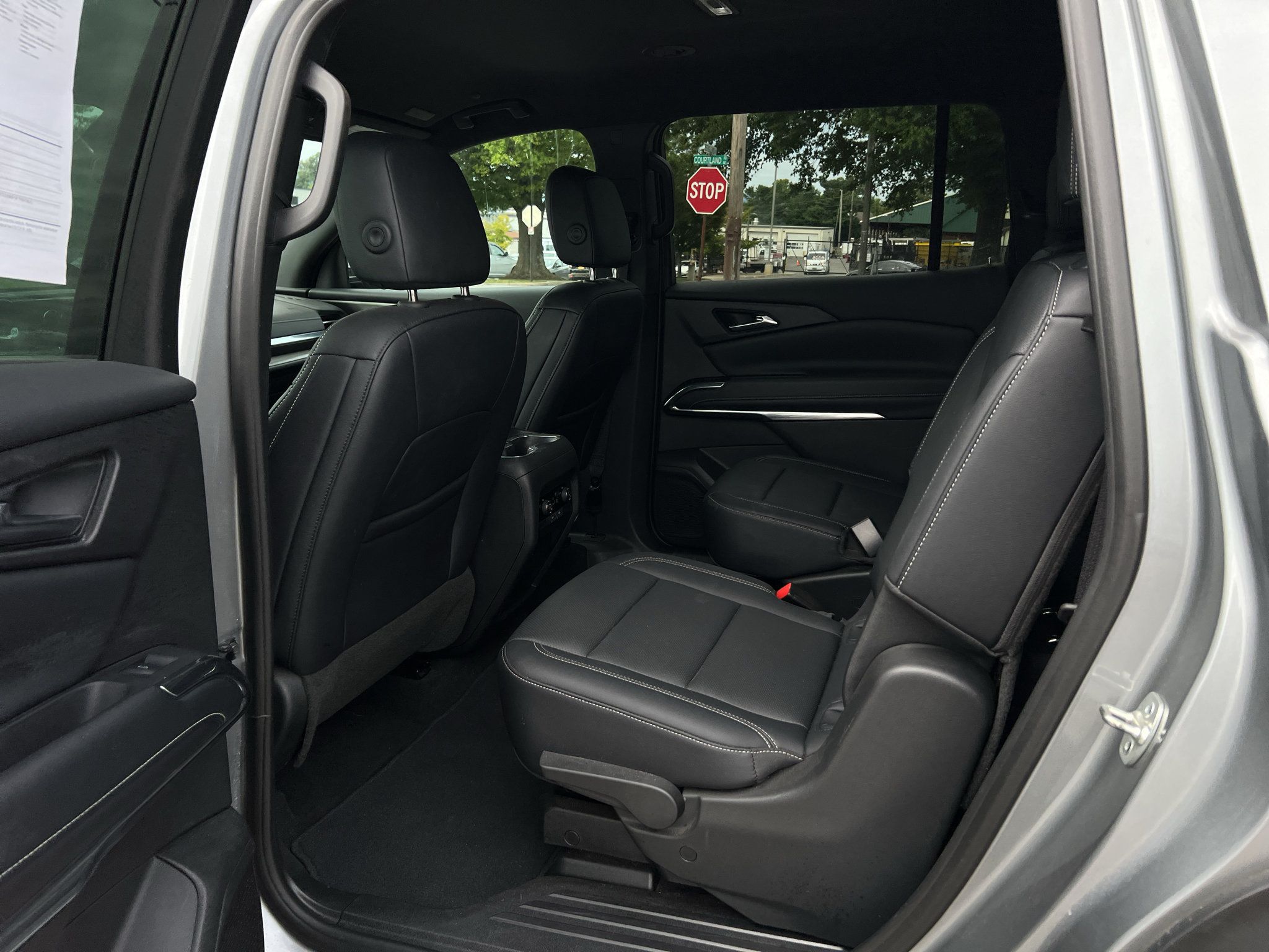 Used 2025 Chevrolet Traverse LT FWD image 11