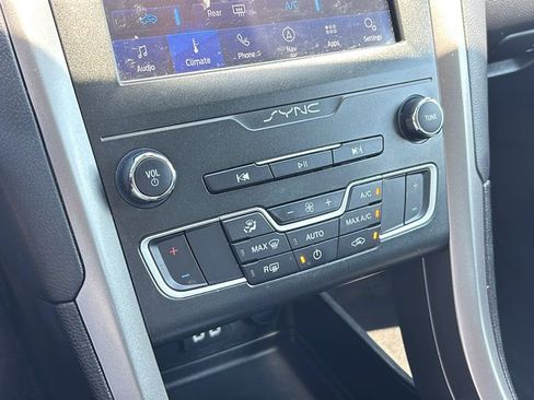 Used 2020 Ford Fusion SE FWD image 19