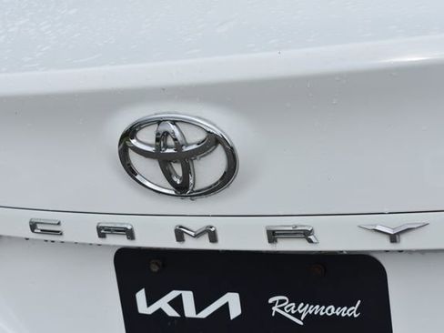 Used 2018 Toyota Camry FWD image 14