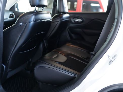 Used 2019 Jeep Cherokee Trailhawk w/ Cold Weather Group image 28