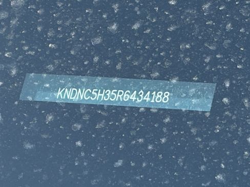 Used 2024 Kia Carnival EX image 10