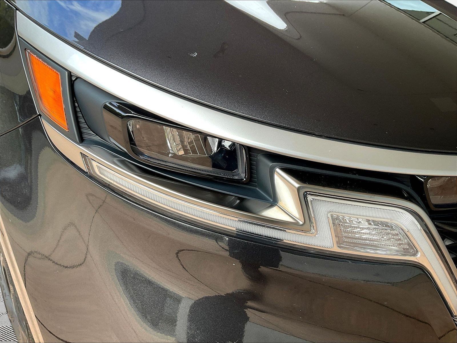 Used 2024 Kia Carnival EX FWD image 30