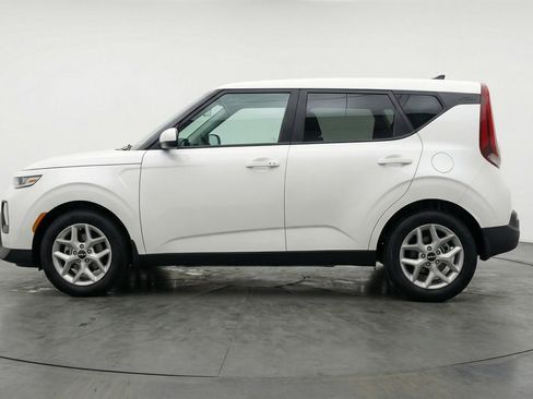 Used 2025 Kia Soul LX w/ LX Technology Package FWD image 5