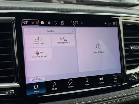 Used 2023 Chrysler Pacifica Touring-L image 4