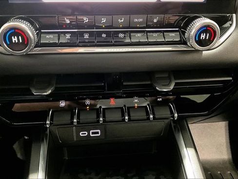 Used 2024 GMC Canyon Elevation w/ Convenience Package image 17