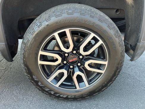 Used 2019 GMC Sierra 1500 AT4 w/ AT4 Preferred Package AWD/4WD image 15