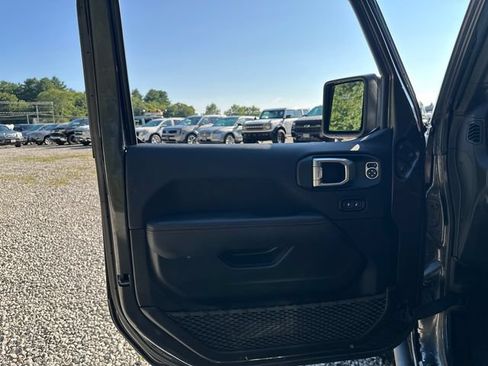 Used 2023 Jeep Wrangler Unlimited Rubicon 4xe AWD/4WD image 22