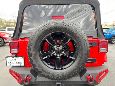 Used 2017 Jeep Wrangler Unlimited Sahara w/ Connectivity Group AWD/4WD image 70