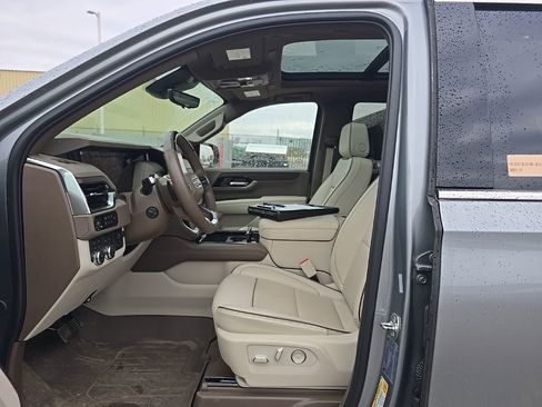 Used 2025 GMC Yukon Denali w/ Denali Reserve Package image 11