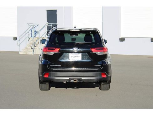 Used 2017 Toyota Highlander SE image 3