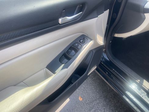 Used 2025 Nissan Altima 2.5 SV FWD image 10