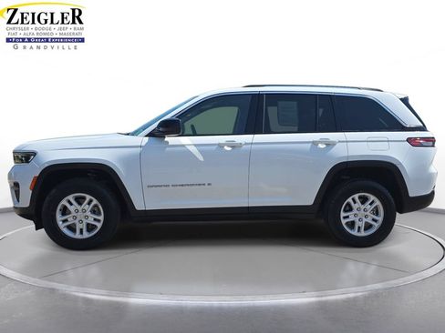 Used 2022 Jeep Grand Cherokee Laredo w/ Luxury Tech Group I AWD/4WD image 8