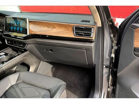 Used 2025 Volkswagen Atlas SE image 17