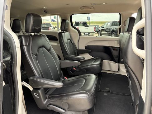 Used 2024 Chrysler Pacifica Touring-L FWD image 29