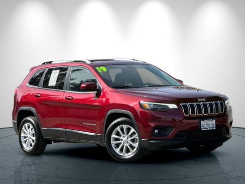 Used 2019 Jeep Cherokee Latitude w/ Popular Appearance Group image 2