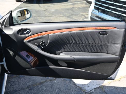 Used 2009 Mercedes-Benz CLK 550 Coupe image 28