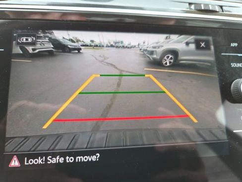 Used 2024 Volkswagen Tiguan SE w/ Panoramic Sunroof Package AWD/4WD image 15