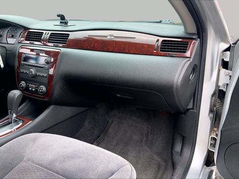 Used 2010 Chevrolet Impala LT FWD image 18