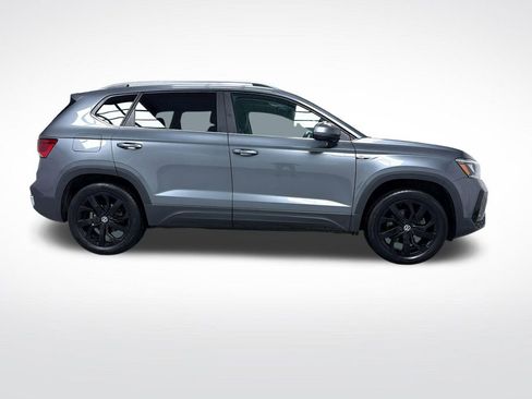 Used 2022 Volkswagen Taos SE FWD image 2
