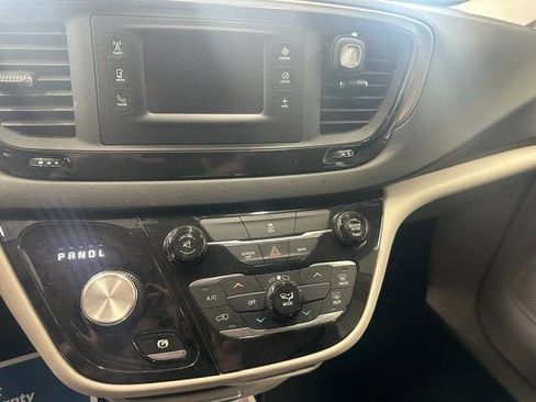 Used 2017 Chrysler Pacifica LX FWD image 17
