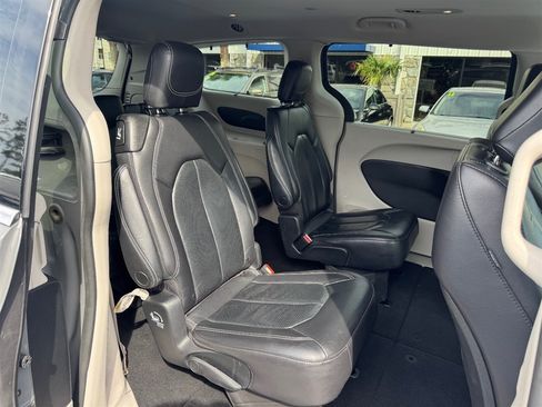 Used 2022 Chrysler Pacifica Touring-L FWD image 21