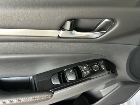 Used 2024 Nissan Altima 2.5 SR image 11