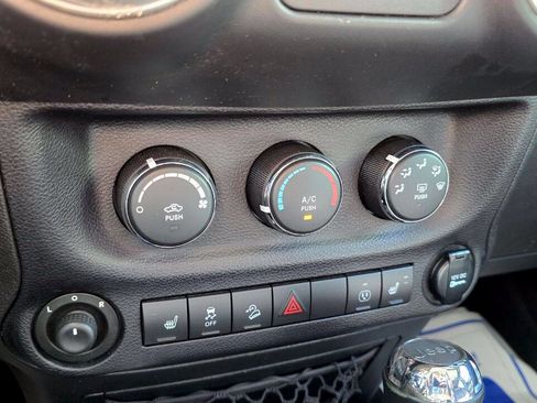 Used 2014 Jeep Wrangler Unlimited Sahara w/ Dual Top Group AWD/4WD image 18