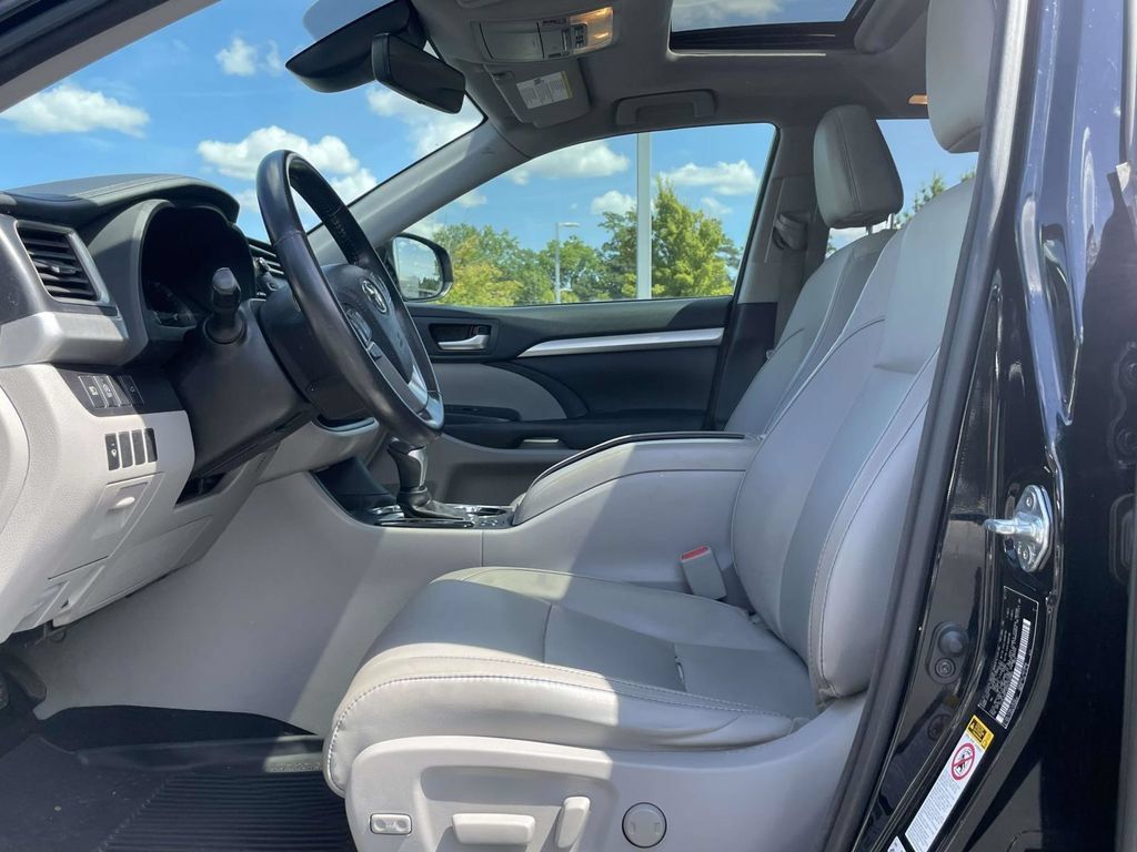 Used 2017 Toyota Highlander XLE AWD/4WD image 24