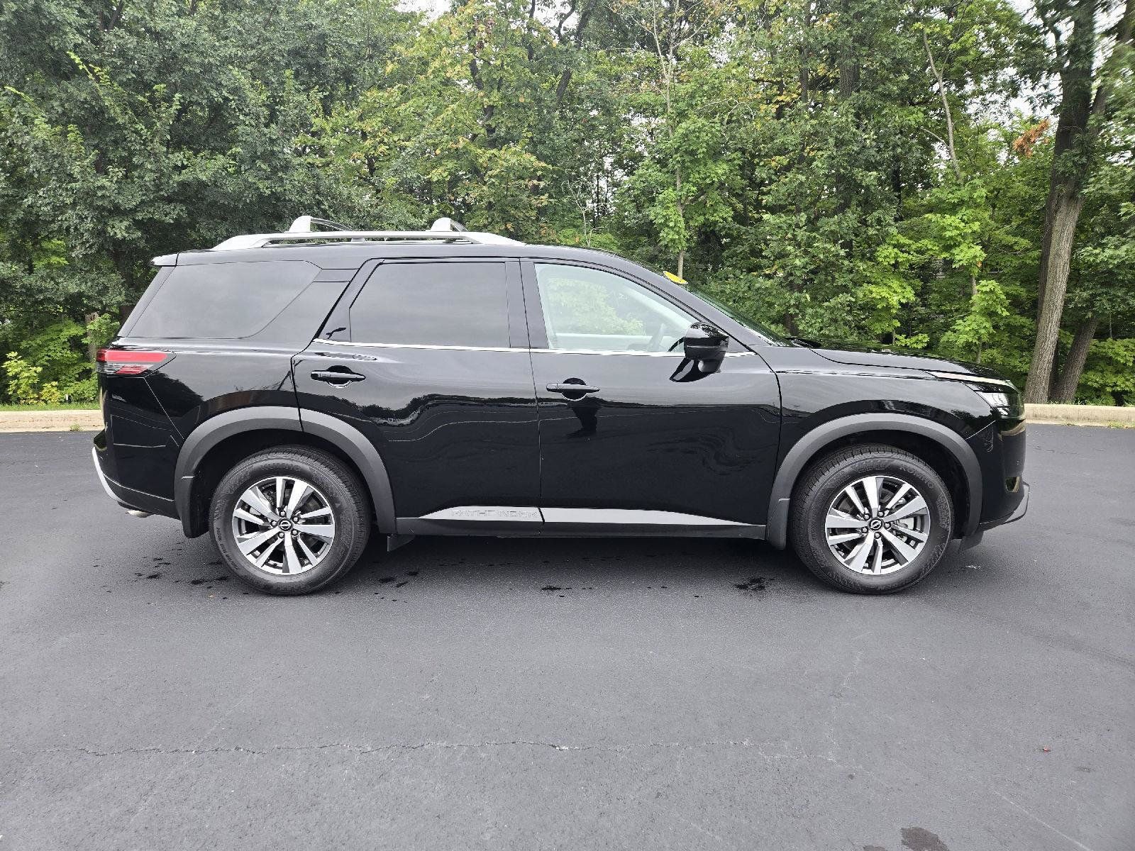 Used 2025 Nissan Pathfinder SL AWD/4WD image 2