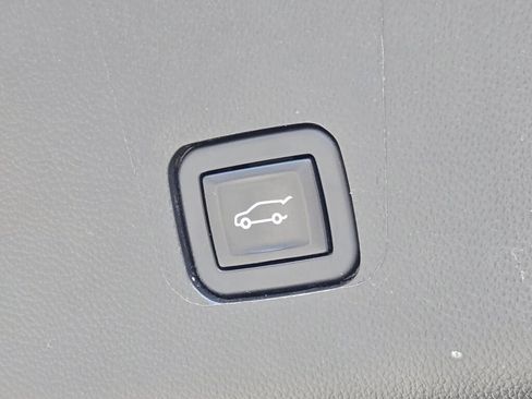 Used 2023 Chevrolet Traverse Premier FWD image 16