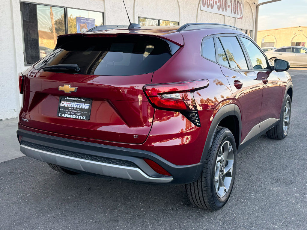 Used 2025 Chevrolet Trax LT FWD image 4