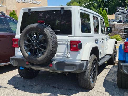 Used 2022 Jeep Wrangler Unlimited Sahara w/ Cold Weather Group AWD/4WD image 5
