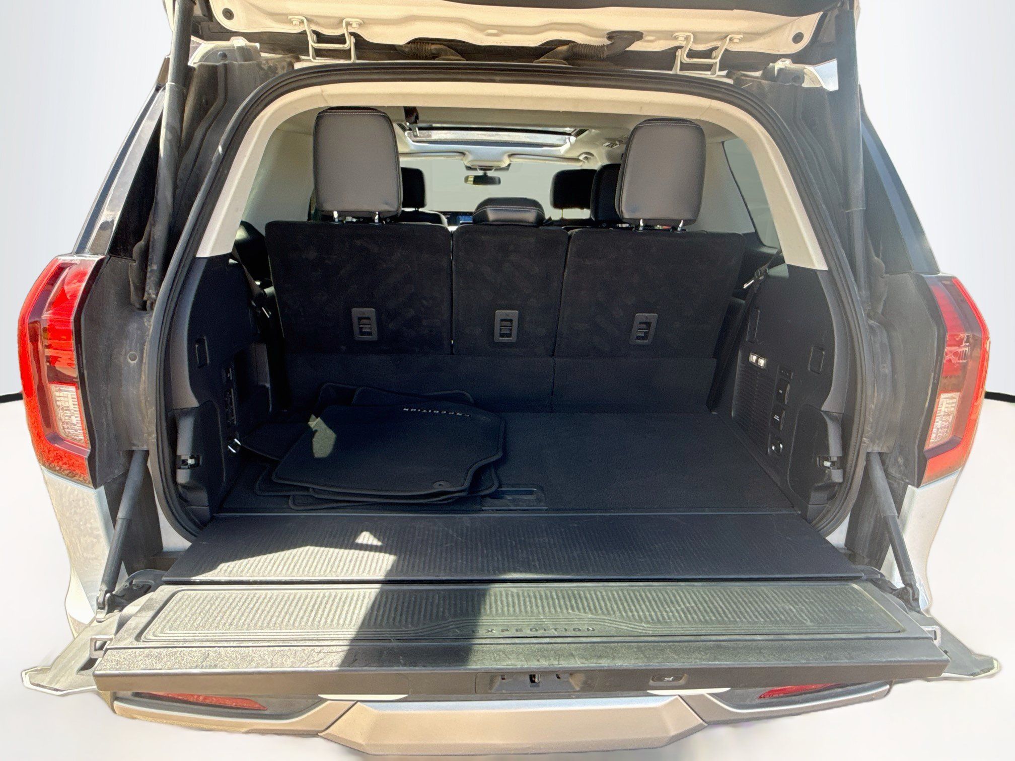 Used 2025 Ford Expedition Platinum AWD/4WD image 32