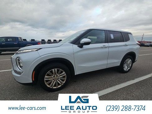 Used 2024 Mitsubishi Outlander ES image 1