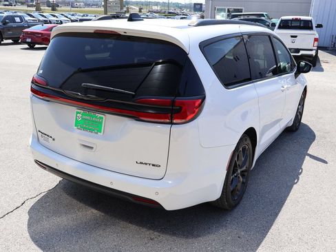 Used 2025 Chrysler Pacifica Limited FWD image 5