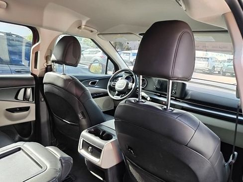 Used 2024 Kia Carnival LX FWD image 25