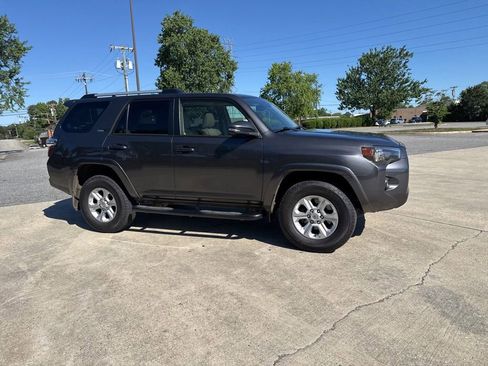 Used 2022 Toyota 4Runner SR5 Premium w/ Moonroof Package AWD/4WD image 4
