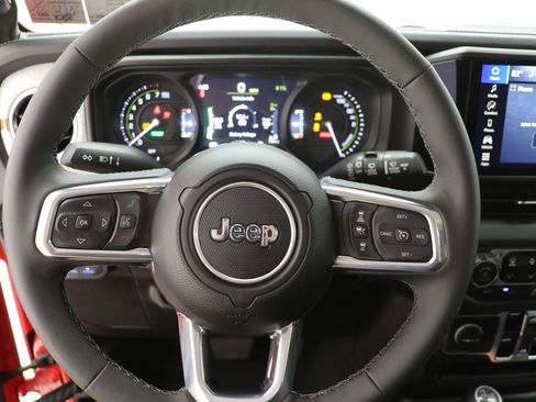 Used 2025 Jeep Wrangler Unlimited Sahara AWD/4WD image 17
