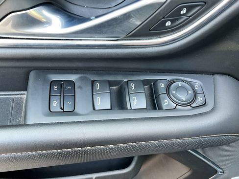 Used 2022 GMC Yukon AT4 w/ Technology Package AWD/4WD image 18