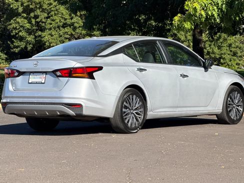 Used 2025 Nissan Altima 2.5 SV FWD image 2