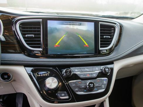 Used 2023 Chrysler Pacifica Limited image 21