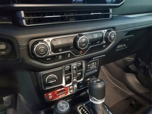 Used 2025 Jeep Wrangler Unlimited Rubicon w/ Technology Group image 17