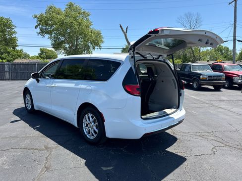 Used 2023 Chrysler Pacifica Touring-L FWD image 18