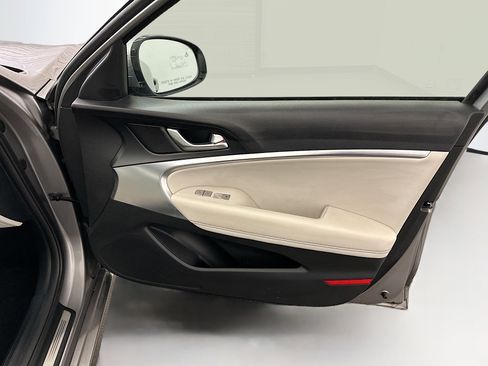 Used 2025 Genesis G70 2.5T image 33