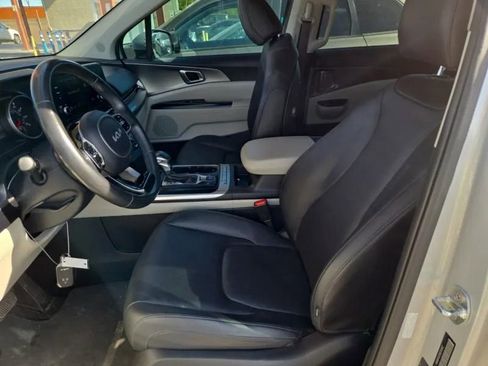 Used 2022 Kia Carnival LX FWD image 2