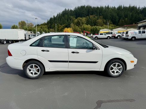 Used 2005 Ford Focus ZX4 Sedan FWD image 3