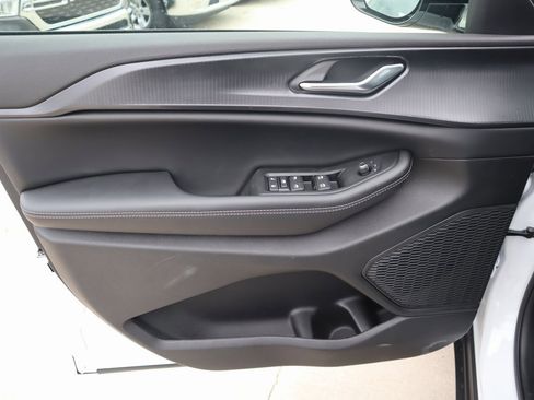 New 2025 Jeep Grand Cherokee Altitude image 17