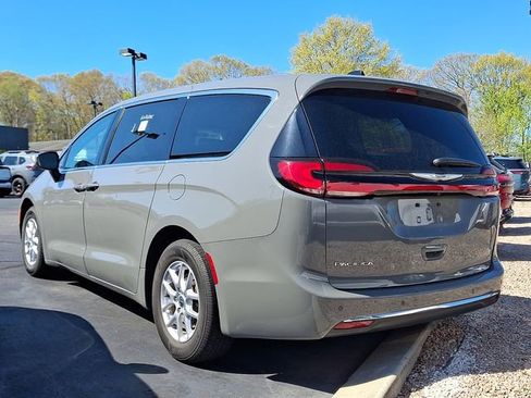 Used 2023 Chrysler Pacifica Touring-L FWD image 3